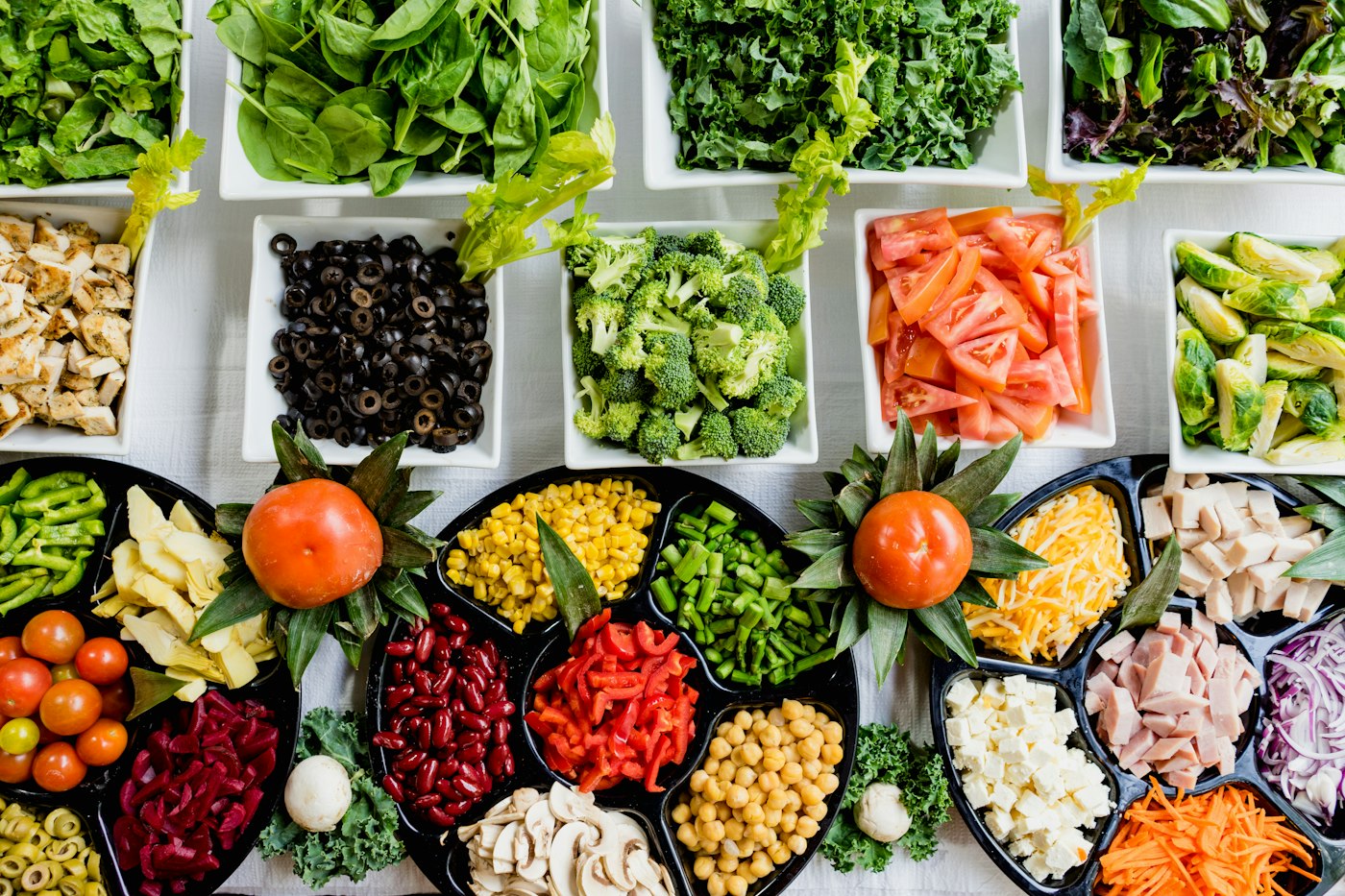 Ingredientes frescos separados em recipientes