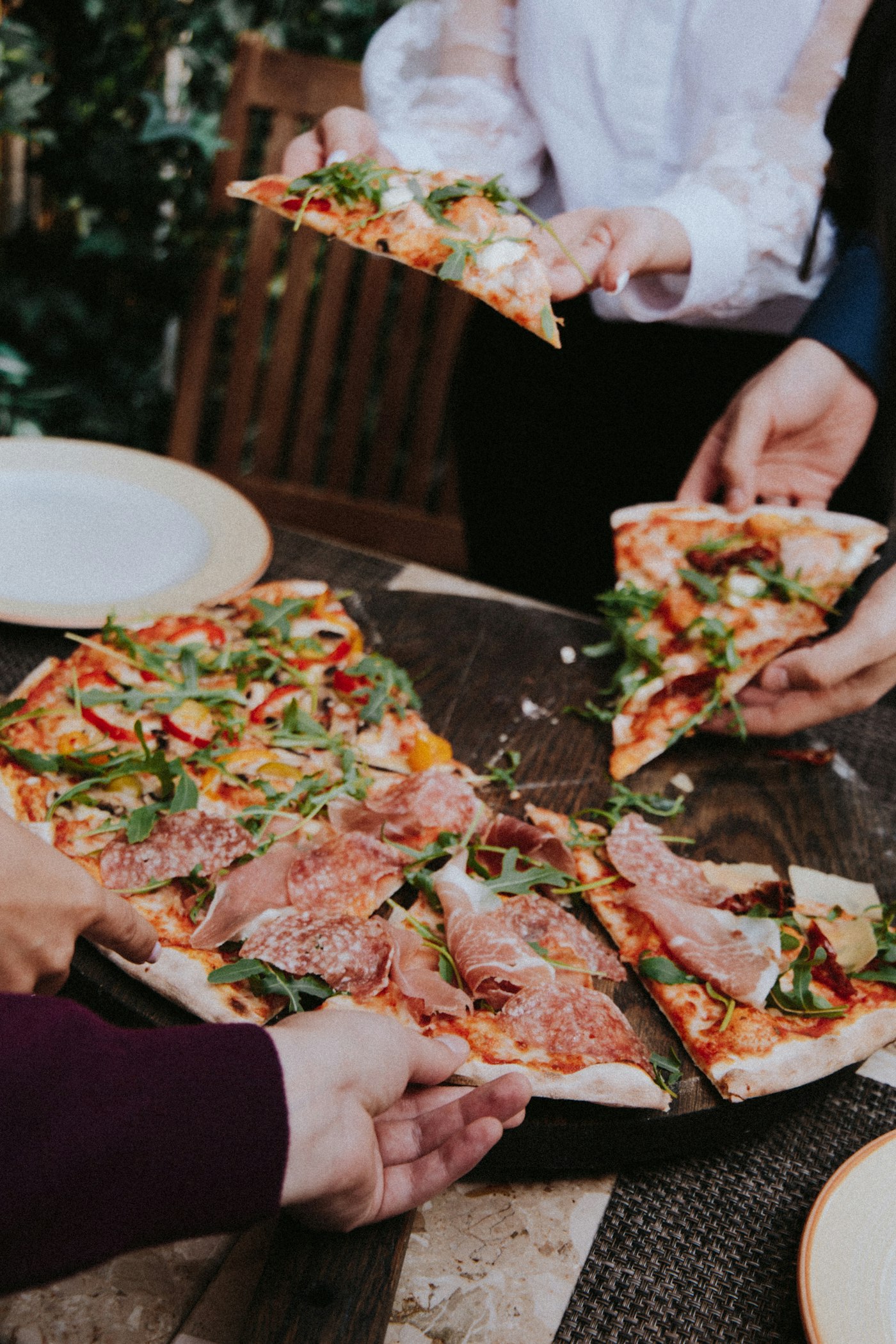 Pessoas servindo fatias de pizza