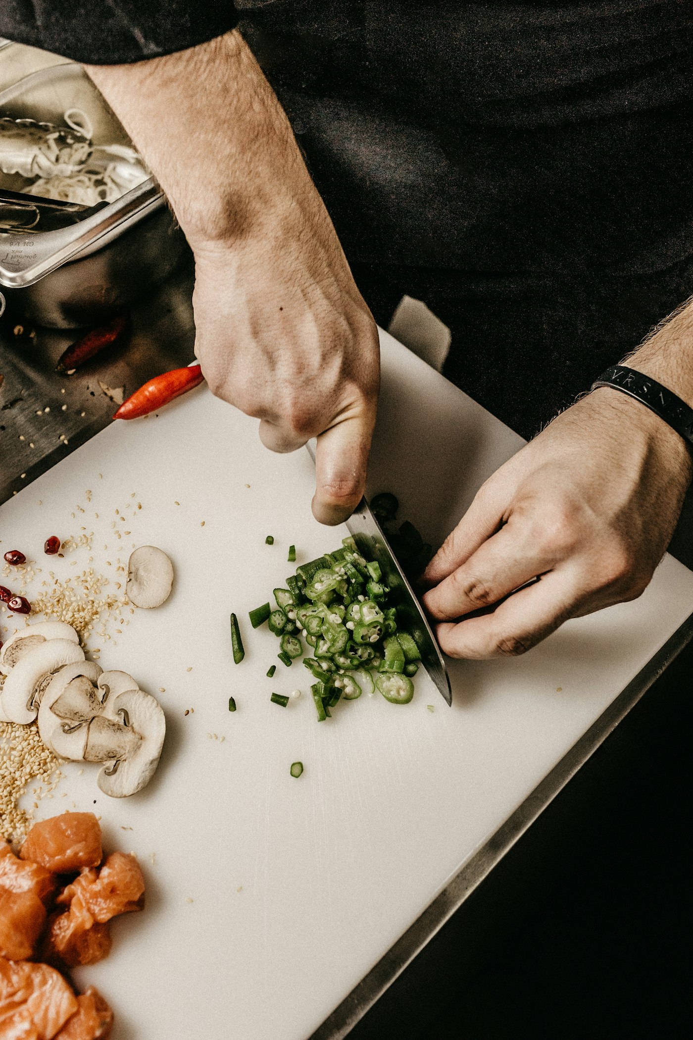 Cozinheiro cortando legumes na bancada
