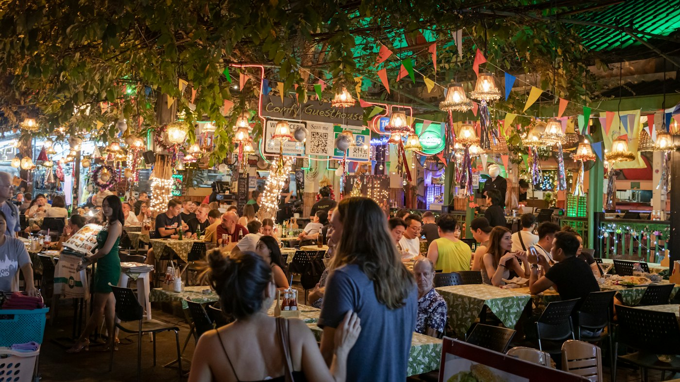 Salão de restaurante lotado à noite